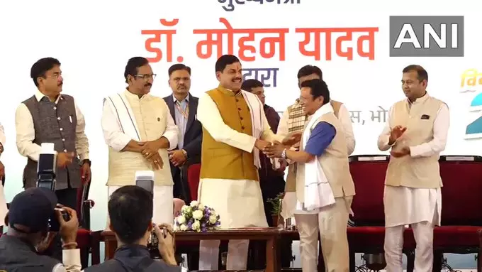 मुख्यमंत्री मोहन यादव ने आदिवासी क्षेत्रों में सेवा देने वाले डॉक्टरों को सम्मानित मुख्यमंत्री मोहन यादव ने आदिवासी क्षेत्रों में सेवा देने वाले डॉक्टरों को सम्मानित