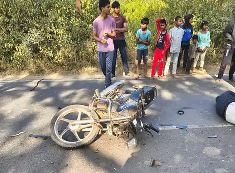 तेल टैंकर ने बाइक सवार दो युवकों को मारी टक्कर, दोनों गंभीर रूप से घायल तेल टैंकर ने बाइक सवार दो युवकों को मारी टक्कर, दोनों गंभीर रूप से घायल