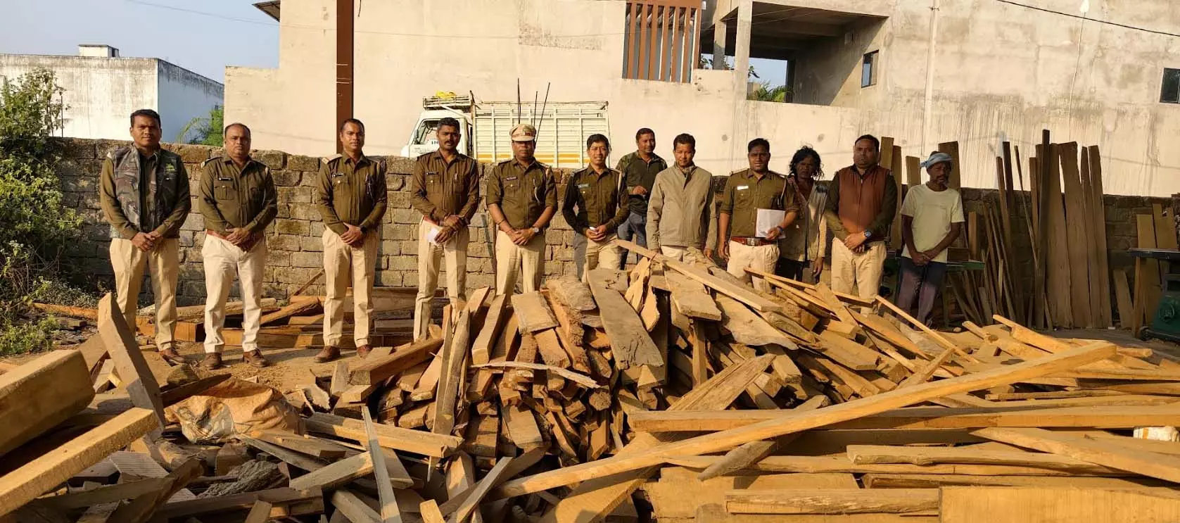 जगदम्बा फर्नीचर मार्ट पर वन विभाग की बड़ी कार्रवाई, 7.8 घन मीटर अवैध काष्ठ और फर्नीचर जब्त जगदम्बा फर्नीचर मार्ट पर वन विभाग की बड़ी कार्रवाई, 7.8 घन मीटर अवैध काष्ठ और फर्नीचर जब्त