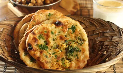 Matar Kulcha Recipe: स्ट्रीट फूड लवर्स के लिए परफेक्ट दिल्ली स्टाइल मटर कुलचा Matar Kulcha Recipe: स्ट्रीट फूड लवर्स के लिए परफेक्ट दिल्ली स्टाइल मटर कुलचा