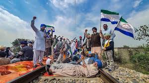 Ludhiana : किसानों ने डीसी ऑफिस के बाहर धरना दिया