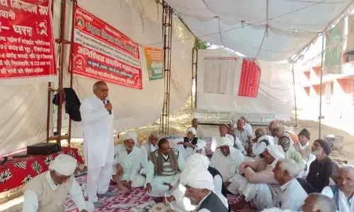 Mahendragarh फसल बीमा दावों को लेकर किसानों का विरोध जारी Mahendragarh फसल बीमा दावों को लेकर किसानों का विरोध जारी