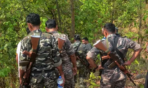 बीजापुर के इंद्रावती जंगल में मुठभेड़ जारी