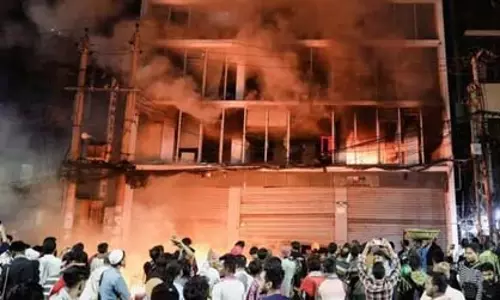 शरीफ उस्मान हादी की मौत के बाद बांग्लादेश में भड़की हिंसा शरीफ उस्मान हादी की मौत के बाद बांग्लादेश में भड़की हिंसा