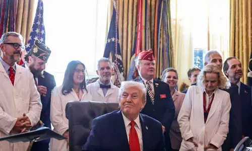 Trump ने मारिजुआना पर लगी पाबंदियों में ढील दी, रिसर्च को बढ़ावा दिया।