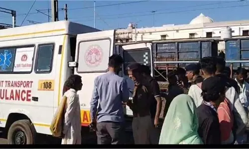 Guna: चलती साबरमती एक्सप्रेस से उतरते वक्त बुज़ुर्ग का कटा पैर Guna: चलती साबरमती एक्सप्रेस से उतरते वक्त बुज़ुर्ग का कटा पैर