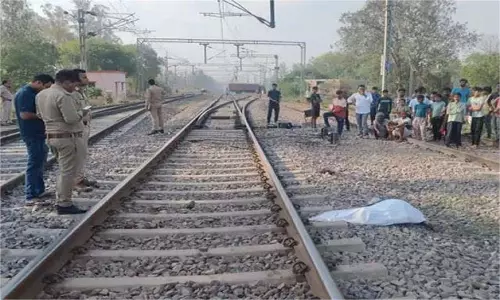 Ranchi : रेलवे ट्रैक के पास मिली महिला की लाश, शिनाख्त में जुटी पुलिस Ranchi : रेलवे ट्रैक के पास मिली महिला की लाश, शिनाख्त में जुटी पुलिस