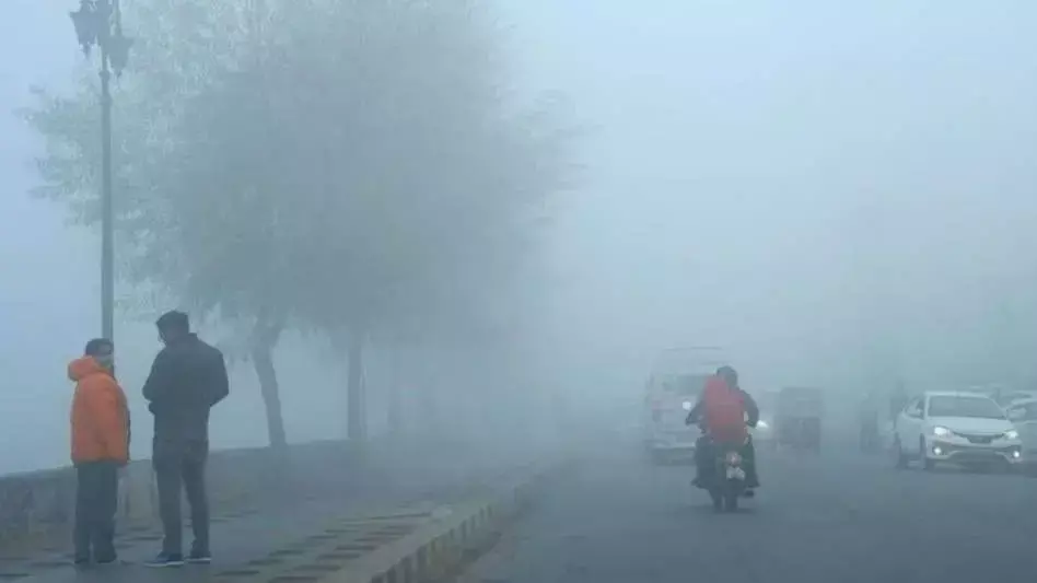 Varanasi: ठंडी और कोहरे ने जनजीवन किया प्रभावित Varanasi: ठंडी और कोहरे ने जनजीवन किया प्रभावित