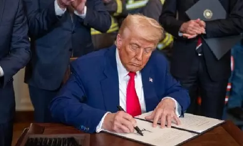 Trump ने अंतरिक्ष प्रभुत्व को लेकर आदेश पर साइन किए, 2028 तक चंद्रमा पर वापसी तय Trump ने अंतरिक्ष प्रभुत्व को लेकर आदेश पर साइन किए, 2028 तक चंद्रमा पर वापसी तय