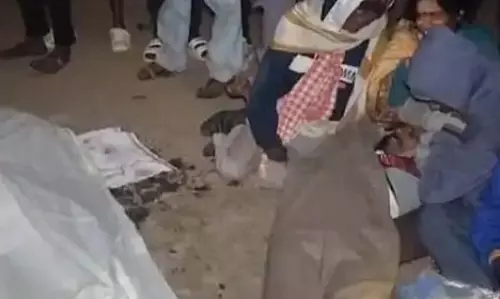 ट्रेलर ने लिया चपेट में, पत्नी की मौत, पति की हालत नाजुक ट्रेलर ने लिया चपेट में, पत्नी की मौत, पति की हालत नाजुक