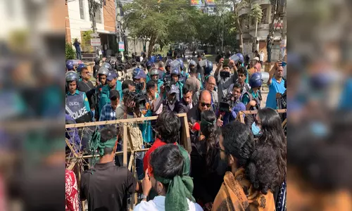 Bangladesh: हादी की मौत के बाद से जल रहा बांग्लादेश