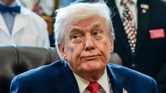 Trump ने ग्रीन कार्ड लॉटरी प्रोग्राम को सस्पेंड कर दिया Trump ने ग्रीन कार्ड लॉटरी प्रोग्राम को सस्पेंड कर दिया