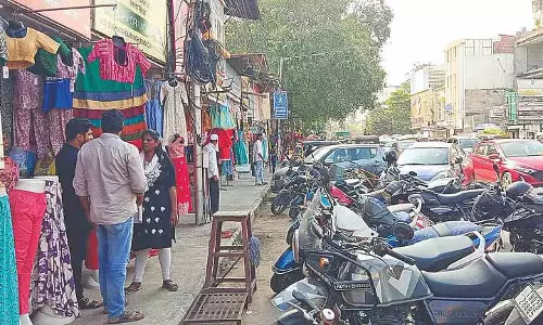Purasawalkam हाई रोड पर अतिक्रमण के कारण पैदल चलने वालों के लिए कोई जगह नहीं बची है। Purasawalkam हाई रोड पर अतिक्रमण के कारण पैदल चलने वालों के लिए कोई जगह नहीं बची है।