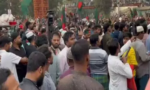 Dhaka में उग्र प्रदर्शन, प्रमुख चौराहा ब्लॉक, क्रांतिकारी सरकार के नारे