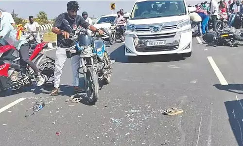 Tirupur में विजय की कार का पीछा करते समय चार लोग घायल हो गए Tirupur में विजय की कार का पीछा करते समय चार लोग घायल हो गए