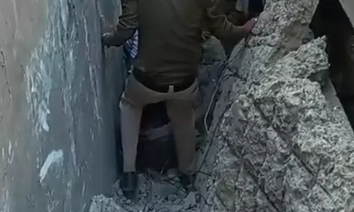 भिलाई में जर्जर बिल्डिंग ढही, मची चीख-पुकार भिलाई में जर्जर बिल्डिंग ढही, मची चीख-पुकार