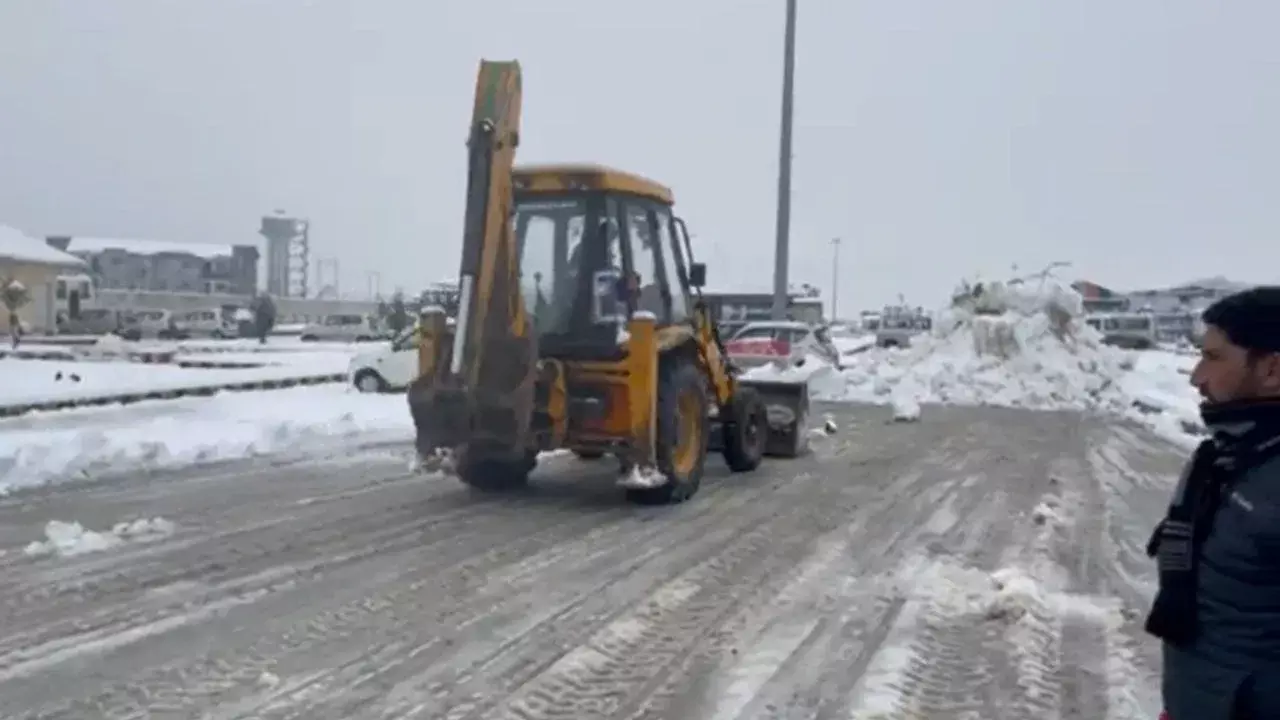 Srinagar: श्रीनगर में खराब मौसम से हवाई यातायात ठप Srinagar: श्रीनगर में खराब मौसम से हवाई यातायात ठप