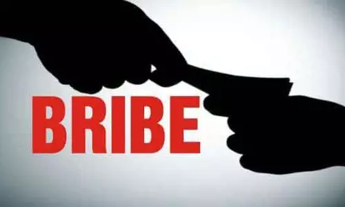 Koraput के IIC को 20,000 रुपये की रिश्वत लेते हुए विजिलेंस ने गिरफ्तार किया। Koraput के IIC को 20,000 रुपये की रिश्वत लेते हुए विजिलेंस ने गिरफ्तार किया।