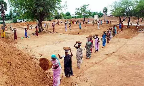 भारत ने MGNREGA में धांधली के खिलाफ विरोध प्रदर्शन किया, इसे गांधी की दूसरी हत्या बताया