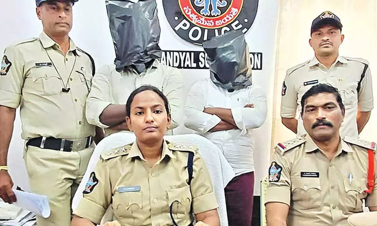 गांजा बेचने के आरोप में दो लोग Arrested, 2.5 किलो नशीला पदार्थ जब्त