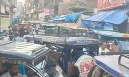 Farrukhabad: फर्रुखाबाद रेलवे स्टेशन के बाहर ई-रिक्शा ने बढ़ाई भीड़