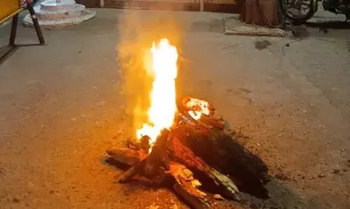 Farrukhabad: भीषण सर्दी में राहत के लिए नगर पालिका ने अलाव जलाए Farrukhabad: भीषण सर्दी में राहत के लिए नगर पालिका ने अलाव जलाए
