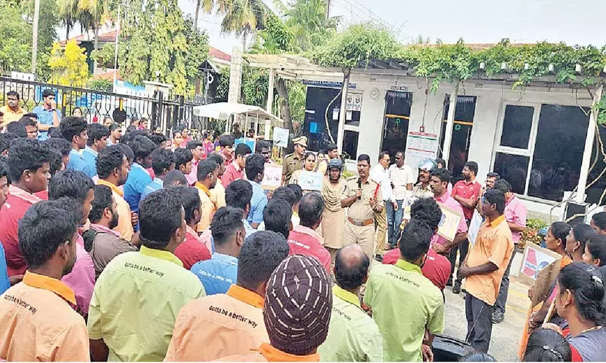 Chittoor पुलिस ने व्यापक हेलमेट जागरूकता अभियान शुरू किया Chittoor पुलिस ने व्यापक हेलमेट जागरूकता अभियान शुरू किया