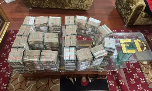 डंकी रूट से अमेरिका भेजने वाले गिरोह के ठिकानों पर ED की रेड, 4.62 करोड़ नकद और 19 करोड़ के सोने-चांदी बरामद