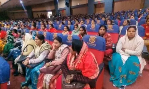 बिहार: भागलपुर में CM नीतीश कुमार जीविका दीदियों को बना रहे नेता बिहार: भागलपुर में CM नीतीश कुमार जीविका दीदियों को बना रहे नेता