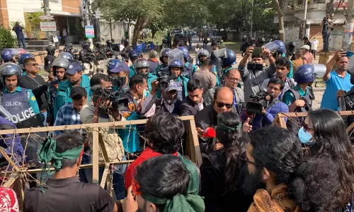Bangladesh: चटगांव में भारतीय दूतावास के पास हिंसा में चार लोग घायल हो गए