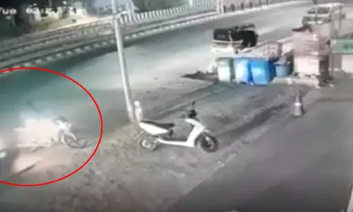 रईसजादे की बेकाबू कार का कहर, डिलीवरी बॉय गंभीर, देखें LIVE वीडियो...