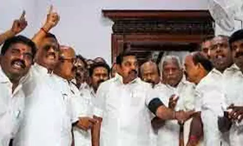 EPS ने AIADMK के क्रिसमस कार्यक्रम में बुरी ताकतों के खिलाफ चेतावनी दी।