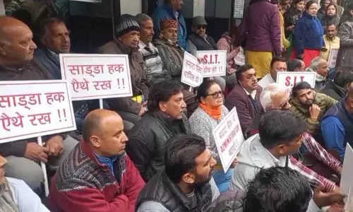 Himachal: बघाट बैंक के जमाकर्ताओं, शेयरधारकों ने विरोध प्रदर्शन किया