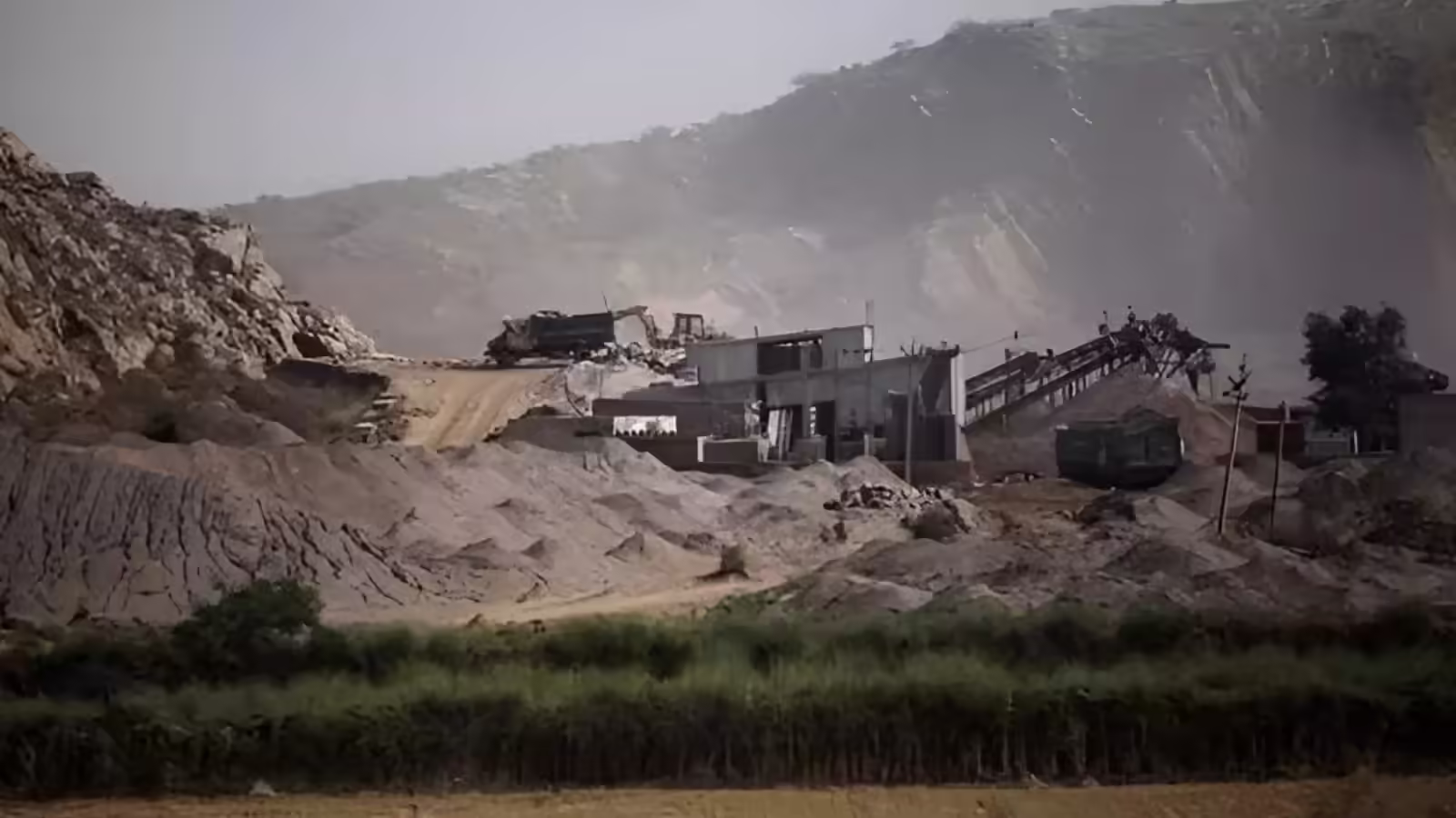 Aravali: सुप्रीम कोर्ट के फैसले से अरावली में खनन पर ढील Aravali: सुप्रीम कोर्ट के फैसले से अरावली में खनन पर ढील