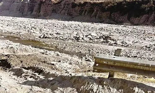 Kullu-Manali हाईवे के पास क्रैश बैरियर क्षतिग्रस्त, नदी तक अवैध पहुंच का संदेह Kullu-Manali हाईवे के पास क्रैश बैरियर क्षतिग्रस्त, नदी तक अवैध पहुंच का संदेह