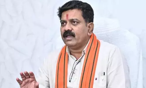 आमाबेड़ा हिंसा पर गृहमंत्री विजय शर्मा रख रहे नजर, धर्मांतरण पर दिया बड़ा बयान आमाबेड़ा हिंसा पर गृहमंत्री विजय शर्मा रख रहे नजर, धर्मांतरण पर दिया बड़ा बयान