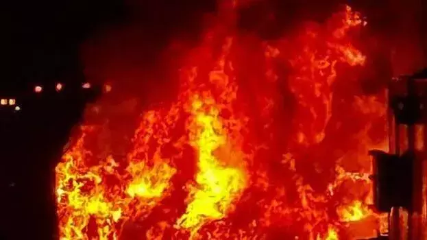 Kerala: CPM नेता और परिवार बाल-बाल बचे, कार में आग लग गई Kerala: CPM नेता और परिवार बाल-बाल बचे, कार में आग लग गई