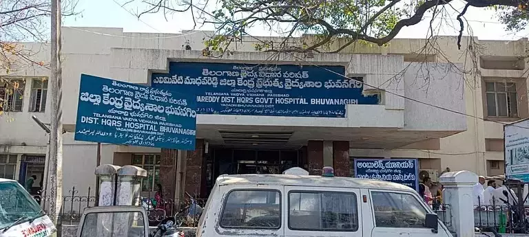 कलेक्टर ने भोंगिर अस्पताल में देर से आने और गैरमौजूद रहने वालों पर कार्रवाई की