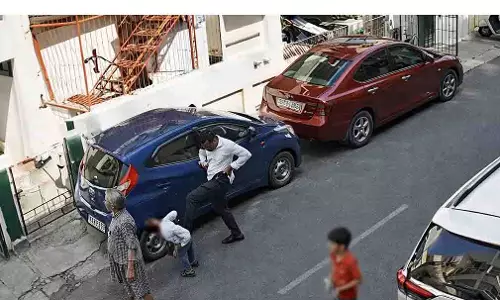 videoमें दिखा हड़कंप, 5 साल के बच्चे को आदमी ने लात मारी videoमें दिखा हड़कंप, 5 साल के बच्चे को आदमी ने लात मारी