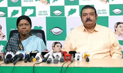जनता के गुस्से के बीच BJD ने विधायक सैलरी बढ़ाने के फैसले पर रिव्यू की मांग की जनता के गुस्से के बीच BJD ने विधायक सैलरी बढ़ाने के फैसले पर रिव्यू की मांग की