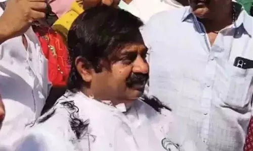 4 साल बाद अपने निर्वाचन क्षेत्र में पानी आने पर BJP विधायक ने बाल कटवाए 4 साल बाद अपने निर्वाचन क्षेत्र में पानी आने पर BJP विधायक ने बाल कटवाए