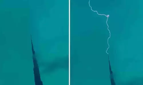 Burj Khalifa पर बिजली गिरी, दुबई के क्राउन प्रिंस ने अविश्वसनीय वीडियो शेयर किया Burj Khalifa पर बिजली गिरी, दुबई के क्राउन प्रिंस ने अविश्वसनीय वीडियो शेयर किया