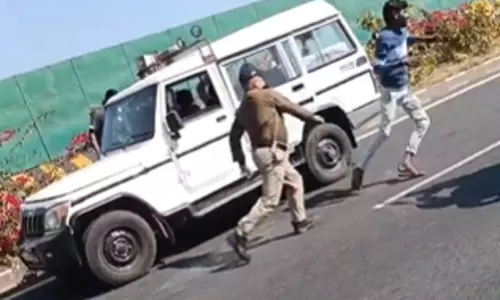 Madhya Pradesh: नंगे पैर आरोपी ने सड़क किनारे से भागकर पुलिस को चकमा दिया Madhya Pradesh: नंगे पैर आरोपी ने सड़क किनारे से भागकर पुलिस को चकमा दिया