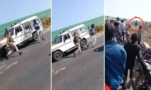 एक आदमी फिल्मी स्टाइल में खड़ी Police Van से भागा, पुलिस उसे पकड़ने में नाकाम रही एक आदमी फिल्मी स्टाइल में खड़ी Police Van से भागा, पुलिस उसे पकड़ने में नाकाम रही