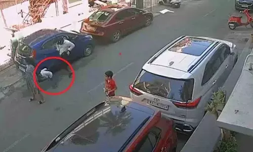 Bengaluru में एक आदमी ने लड़के को फुटबॉल की तरह लात मारी