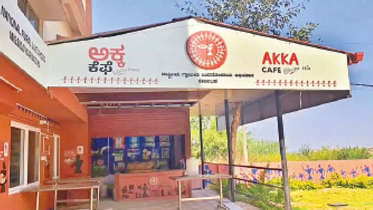 Haveri में अक्का कैफे बंद होने से सार्वजनिक, ट्रांसजेंडर आजीविका प्रभावित Haveri में अक्का कैफे बंद होने से सार्वजनिक, ट्रांसजेंडर आजीविका प्रभावित