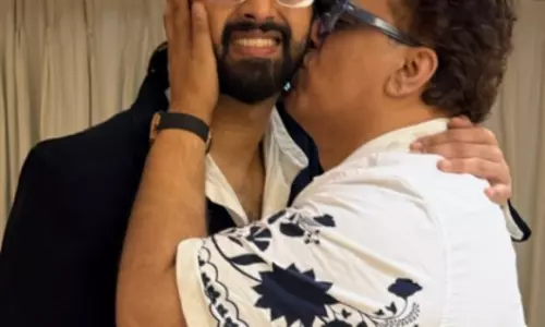 Daboo मलिक ने बेटे अमाल मलिक को किस किया, इसे एक पल में पूरी ज़िंदगी कहा
