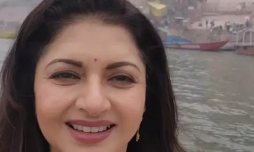 Bhagyashree ने काशी में गंगा में सुकून भरी नाव यात्रा की Bhagyashree ने काशी में गंगा में सुकून भरी नाव यात्रा की