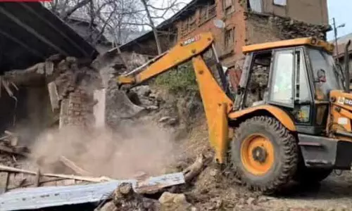 NHAI ने 2 दर्जन अवैध ढांचों को गिरा दिया NHAI ने 2 दर्जन अवैध ढांचों को गिरा दिया