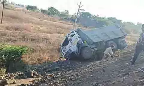 NH-52 पर शाहजहांपुर के पास डंप ट्रक पलटा, ड्राइवर की हालत गंभीर NH-52 पर शाहजहांपुर के पास डंप ट्रक पलटा, ड्राइवर की हालत गंभीर